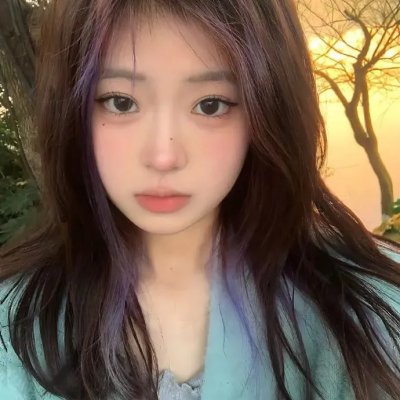 穿黄睡衣的女孩